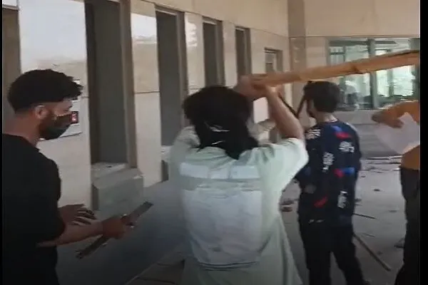 抗议者冲击美国驻卡拉奇总领事馆