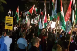 بغداد؛ مظاہرین نے بحرین کے سفارت خانے پر فلسطینی پرچم لہرا دیے