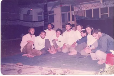 نیروهای ستاد ذخیره سپاه دزفول که از میان آنها دو نفر به شهادت رسیده‌اند. اولین رزمنده در تصویر(از سمت راست)شهید حسین انجیرزاده و در کنار او، شهید ابراهیم مقامیان‌پور است. شهید انجیرزاده هنرمند و خطاط بود و کارهای تبلیغاتی تکیه را انجام می‌داد.