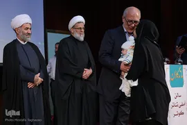 سید محسن موسوی بلده، معلم و مدرس قرآن کریم، دختر و نوه خود را در آغوش می‌گیرد