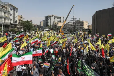 تهرانی‌ها پس از نماز جمعه در محکومیت تهاجم اسرائیل به خیابان‌ها آمدند”