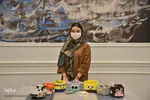 لیلا نریموسی، تولیدکننده سبد تریکو، دارای جهار سال سابقه کار است. می‌گوید که با دو ماه آموزش مناسب و پانصد هزار تومان سرمایه می‌توان فعالیت اقتصادی در این رشته را شروع کرد.
نمونه کارهای وی را در صفحه اینستاگرام زیر ببینید:
ranginkamoon_art