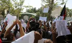 تجمع افغانستانی‌های مقیم مشهد در مقابل کنسولگری پاکستان
