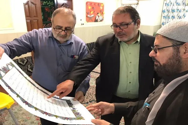 بدء كتابة المصحف بید خطاط إیراني كهدية لمرقد الامام الحسين(ع)