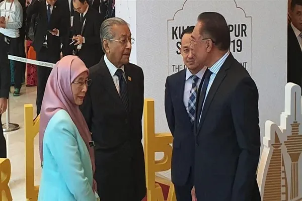 Mahathir Mohammad ajiuzulu kama Waziri Mkuu wa Malaysia