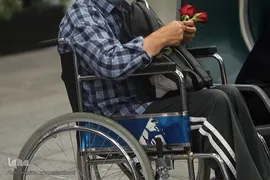 بدرقه‌ای با شاخه گل غدیر