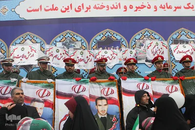 به وقت چهل سالگی؛ تهران، خیابان انقلاب
