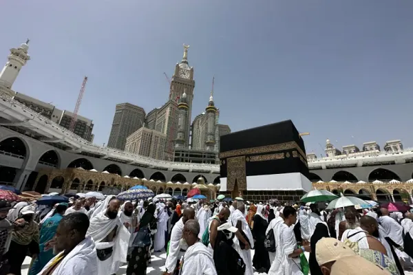 ضيوف الرحمن يتوافدون على البقاع المقدسة استعدادا لأداء مناسك الحج