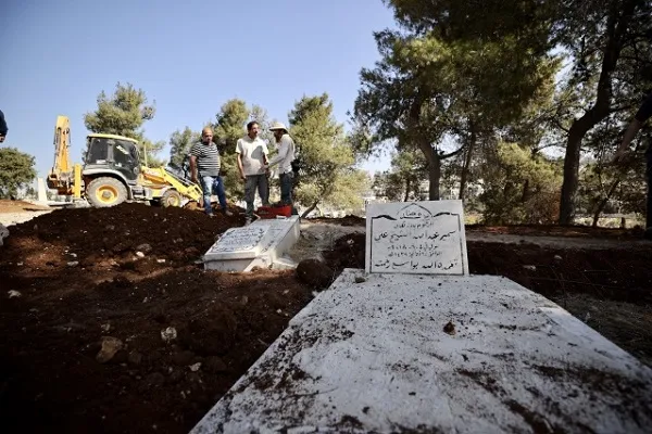 İsrail Müslüman mezarlığında park yapıyor