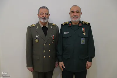 اعطای نشان فتح به فرماندهان کل ارتش و سپاه
