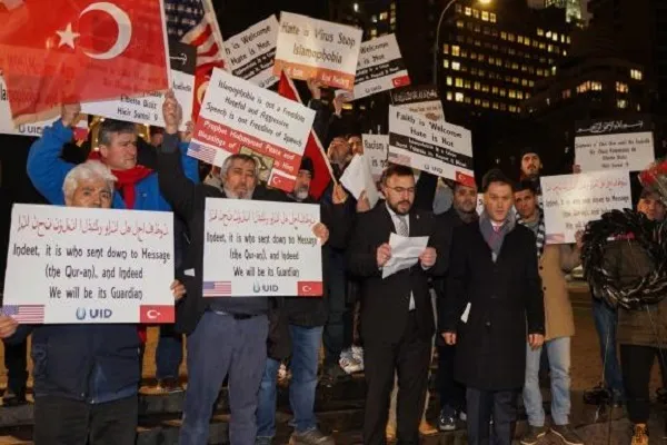 İsveç'te Kur'an-ı Kerim'in yakılması New York'ta protesto edildi