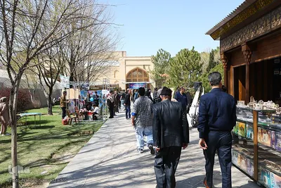بازدید مسافران نوروزی از کاخ چهلستون اصفهان
