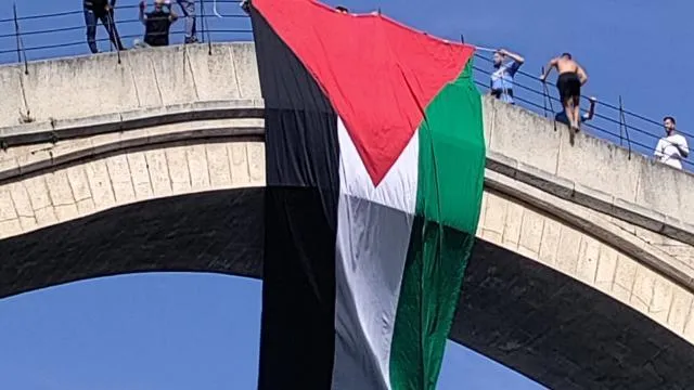 Tarihi Mostar Köprüsü'ne Filistin bayrağı asıldı