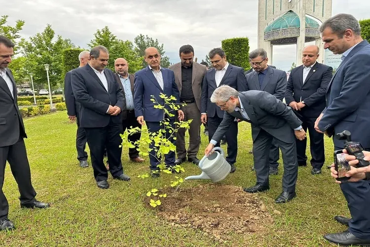 نهالکاری وزیر علوم در دانشگاه گیلان