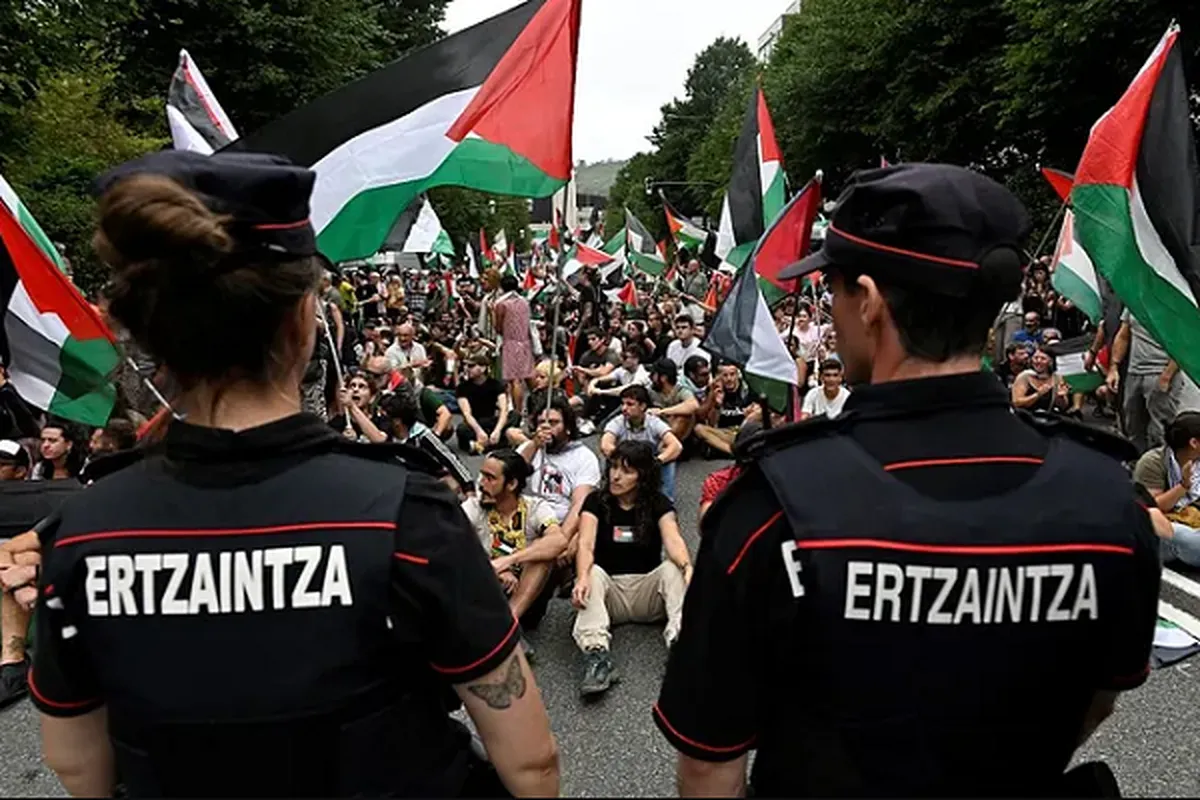 Spanish Top Diplomat Favors Expelling Israeli Team from Vuelta a España