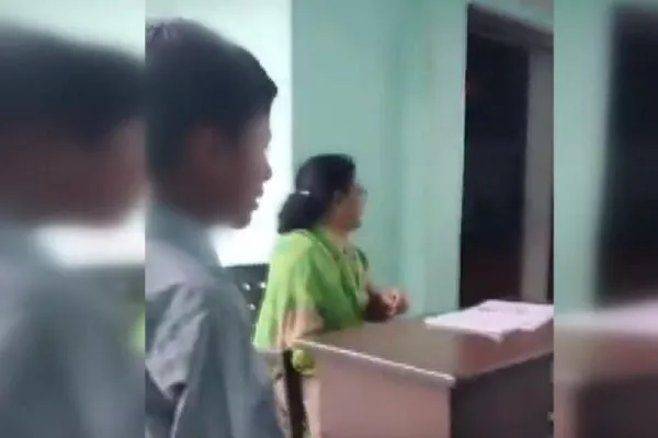 Hindistan'da Müslüman öğrenciye şiddet uygulanan okul kapatıldı