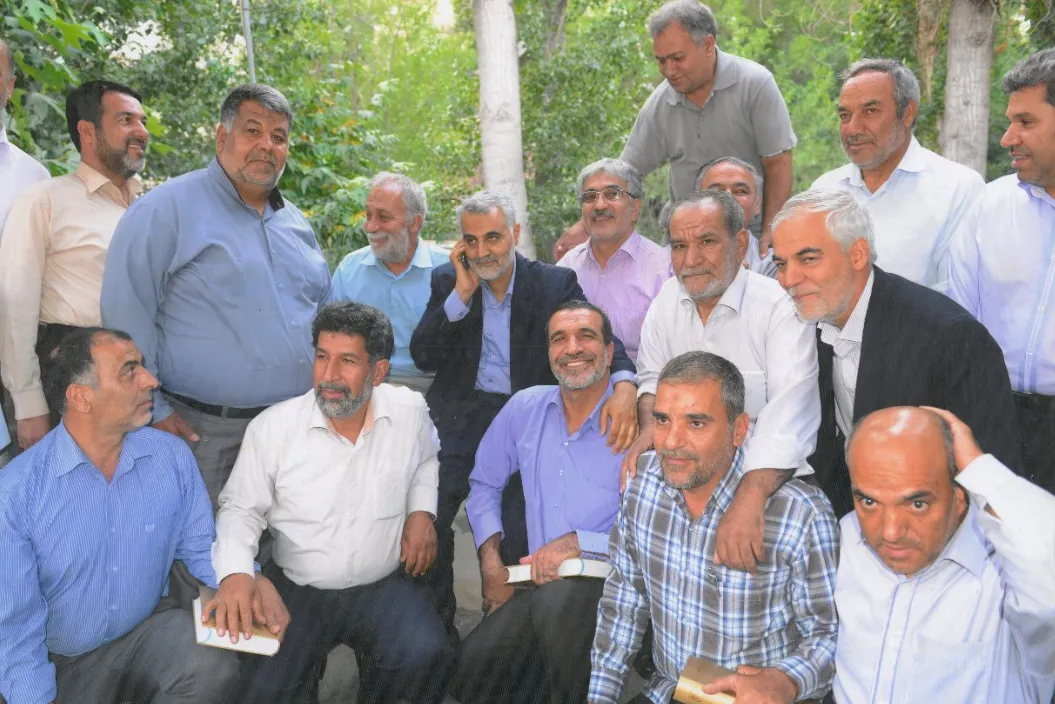 پاسداری که حاج‌قاسم او را به خاک سپرد + عکس
