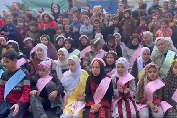 تجلیل از ده‌ها کودک حافظ قرآن در اردوگاهی در رفح