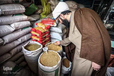 خرید گندم سمنو از بازار توسط طلبه روحانی