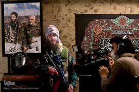 دیدار جمعی از پیشکسوتان و اساتید جامعه قرآنی با خانواده شهید حسین معزغلامی، از شهدای قرآنی مدافع حرم