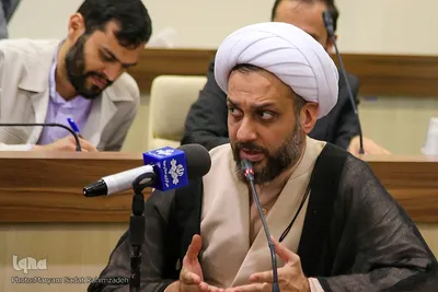 نشست صمیمانه فعالان مردمی فرهنگ و هنر استان فارس با محمدمهدی اسماعیلی، وزیر فرهنگ و ارشاد اسلامی