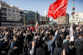 تجمع خودجوش مردم عزادار تهران در میدان انقلاب
