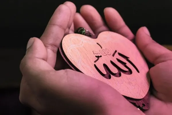 العمل بما جاء به القرآن هو الركن الأهم من أركان الإیمان