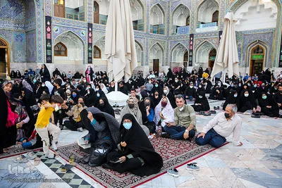 اهتزاز پرچم عزای حسینی بر فراز گنبد حرم رضوی
