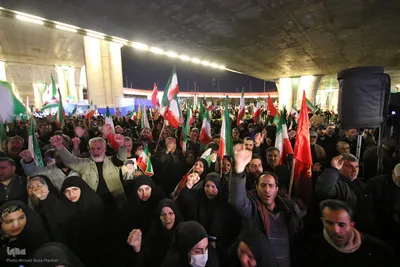 تداوم تجمع شبانه شیرازی در بیعت با رهبری همراه با فرمانده شهید
