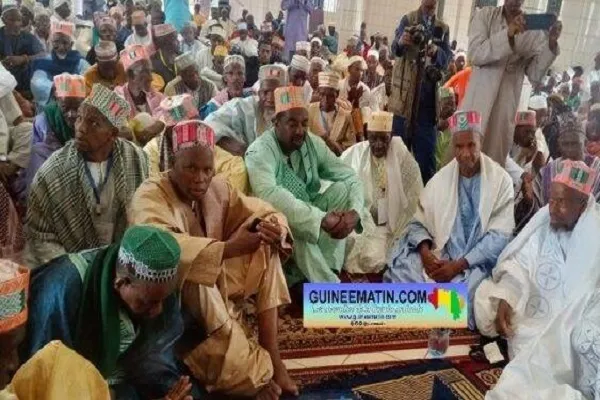 Fin d'une cérémonie de lecture du Coran et de prières en Guinée