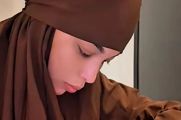 Une actrice sénégalaise en train d’écrire des versets du coran