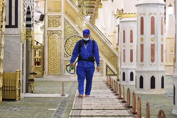 Pembasmian kuman dan pembersihan Masjid al-Nabi dengan bahan mesra alam