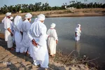 مراسم غسل تعمید منداییان در کنار رودخانه کارون
