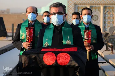 مراسم برافراشته شدن پرچم عزای حسینی بر گنبد آستان مقدس حضرت عبدالعظیم حسنی(ع) در شهر ری