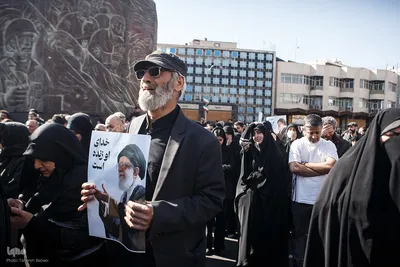 تجمع خودجوش مردم عزادار تهران در میدان انقلاب
