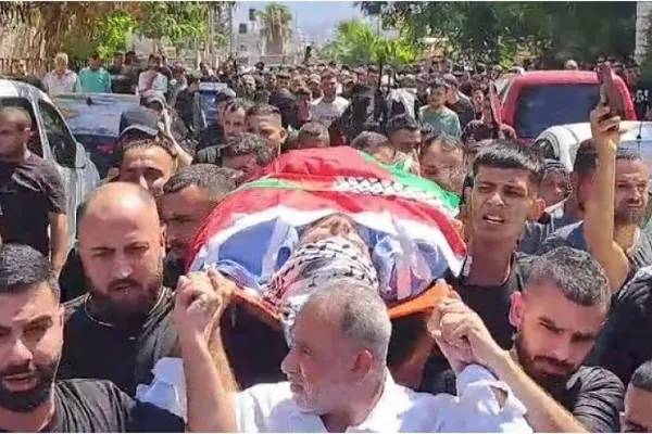 حضور گسترده مردم در مراسم تشییع پیکر جوان فلسطینی