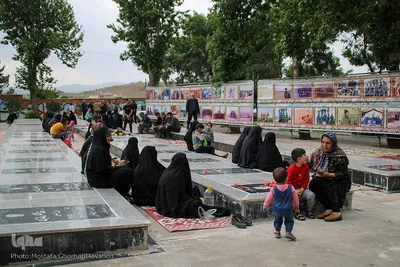 مراسم عصری با شهدا و قرائت زیارت عاشورا در گلزار شهدای اهر
