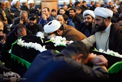تشییع پیکر جهادگر تهرانی امیرمحمد اژدری بر روی دستان مردم 