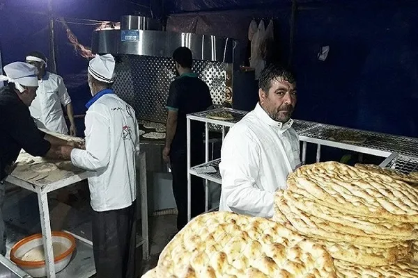 توزیع نان رایگان در محلات حاشیه شهر سنندج