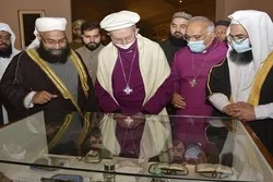 Der Erzbischof von Canterbury besucht die Koranbücherei einer Moschee in Pakistan