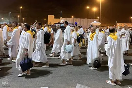 عزیمت هزاران زائر به سرزمین منا با پای پیاده