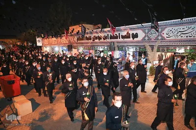 لاله گردانی خدام حرم شاهچراغ (ع) در شب اربعین حسینی