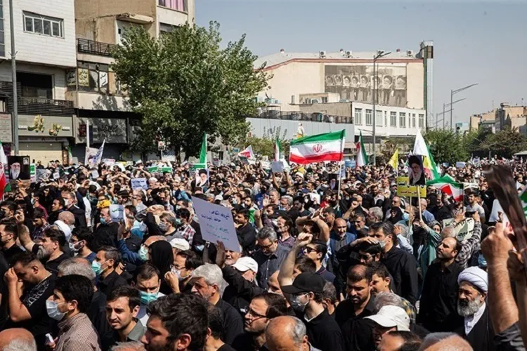 راهپیمایی نمازگزاران تهرانی در محکومیت جنایت تروریستی حرم شاهچراغ(ع)