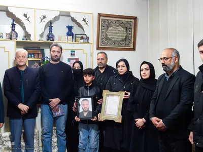 دیدار مسئولان شهری اصفهان با خانواده شهید مدافع امنیت، امیر باقری