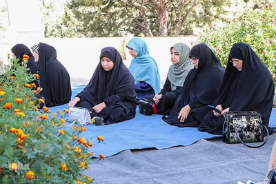غبار روبی گلزارشهداء همزمان باآغاز هفته دفاع مقدس در ملایر‎