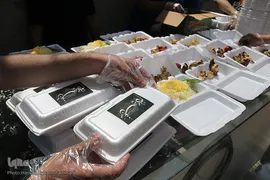 توزیع ۲۰۰۰پرس غذای گرم میان خانواده های محروم و حاشیه نشین تهران و ورامین توسط موسسه خیریه شهدای مدافع حرم استان تهران