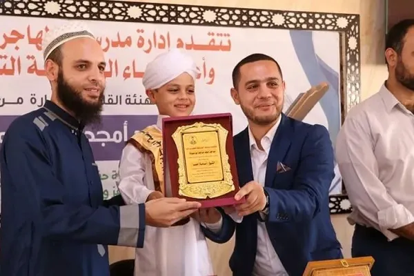 طفل فلسطيني يحفظ القرآن في عمر 7 سنوات