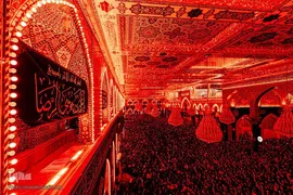 برافراشتن قرآن کریم همزمان با تعویض پرچم گنبد امام حسین(ع)