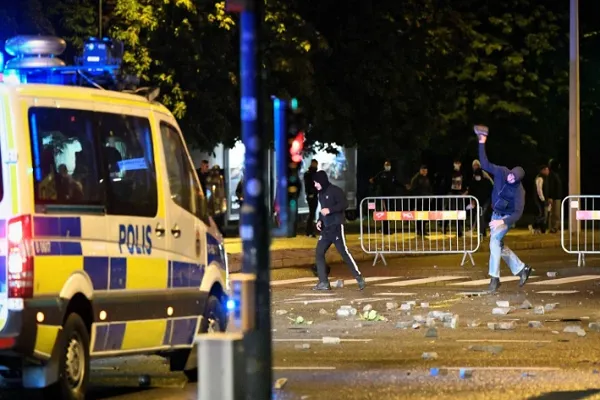 Svezia: scontri e tensioni in seguito a profanazione del Sacro Corano da parte di attivisti islamofobi