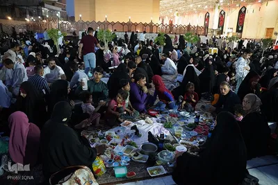 سفره‌های افطاری در جوار آستان علوی